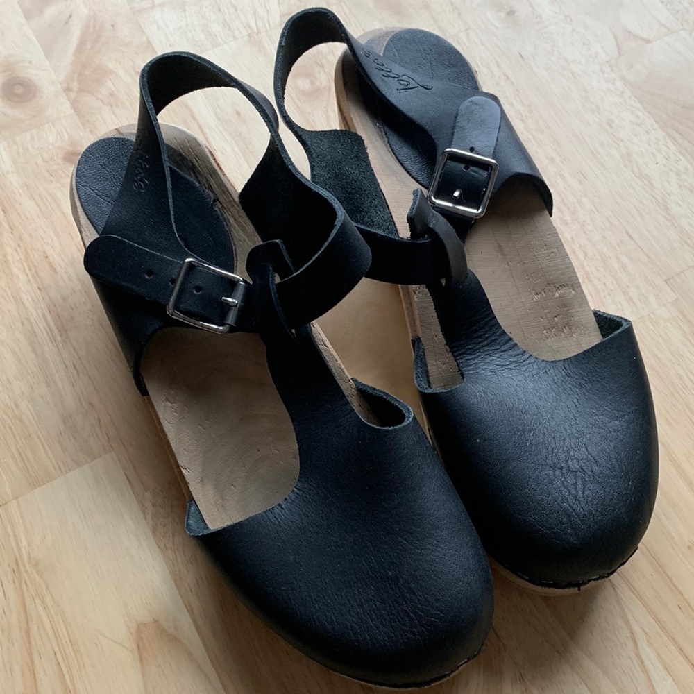 Lotta T-strap clogs
